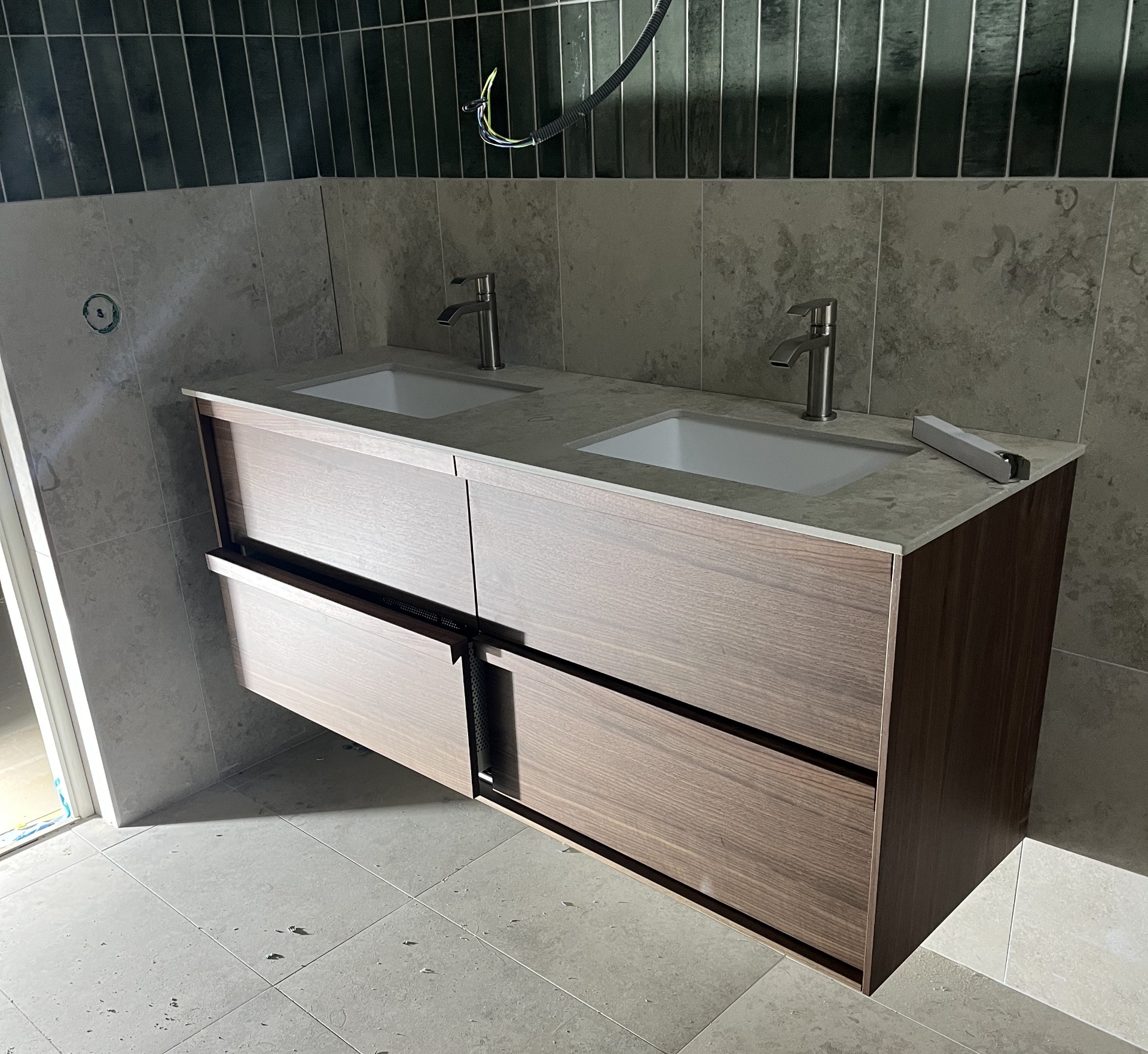 Dubbelhandfat med elegant kakeldesign