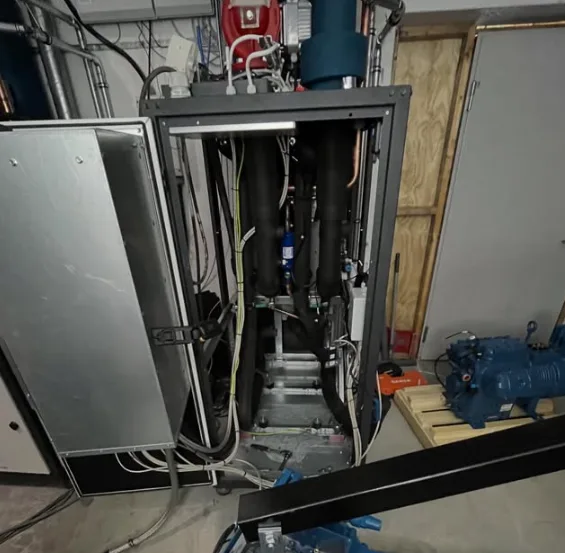 Teknisk installation med rör och kablar