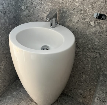 Modernt vitt handfat installation