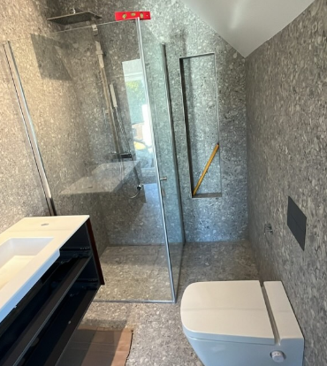 Lyxigt badrum med glasdusch