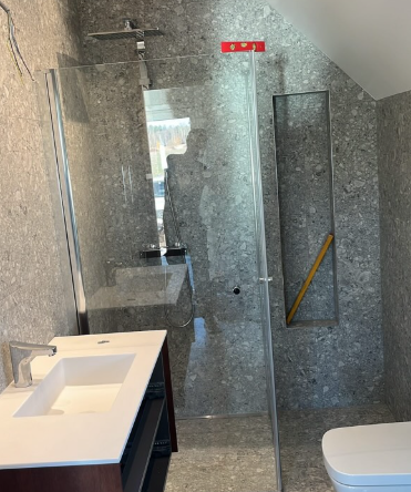 Stilrent badrum med dusch och toalett